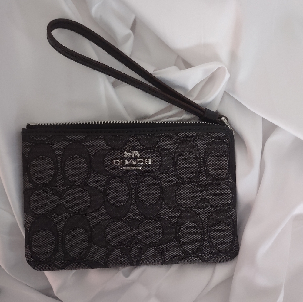Coach Wristlet - Picture 5 of 9